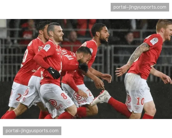 数据前瞻：布雷斯特vs里昂，一场关于“经典4-4-2”与“现代不对称3-4-3”的战术对决