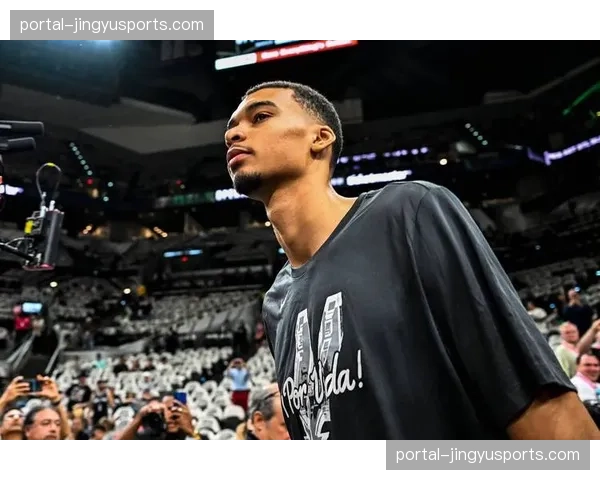 特写:场边,马刺队助理教练正用平板向文班亚马讲解站位 特写:场边,马刺队助理教练正用平板向文班亚马讲解站位