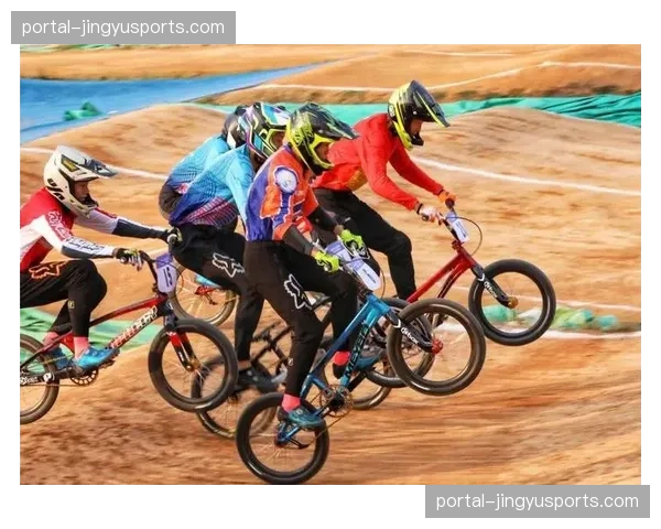 BMX自由式泥地竞速复古邀请赛落幕，这项源于80年代的小众赛事吸引众多老将参与